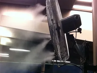 Kafe iç mekanda duvar montajlı mist fan serinletme görünümü