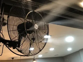 Restoran tavan hattında buharlı vantilatör serinletme uygulaması